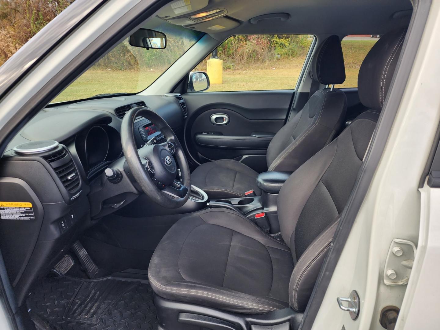 2016 WHITE /Black Kia Soul Base (KNDJN2A2XG7) with an 1.6 4cyl. engine, Automatic transmission, located at 1221 Madison St., Shelbyville, TN, 37160, (931) 680-9439, 0.000000, 0.000000 - Photo#5